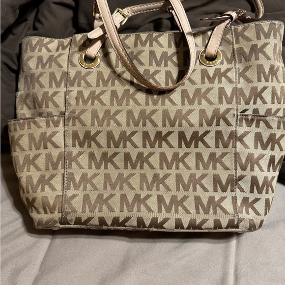 Michael Kors Jet Set Signature Tote bag purse with a beige "MK" logo print - Picture 3 of 6